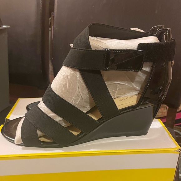 Liz Claiborne black nest wedge - Picture 2 of 4